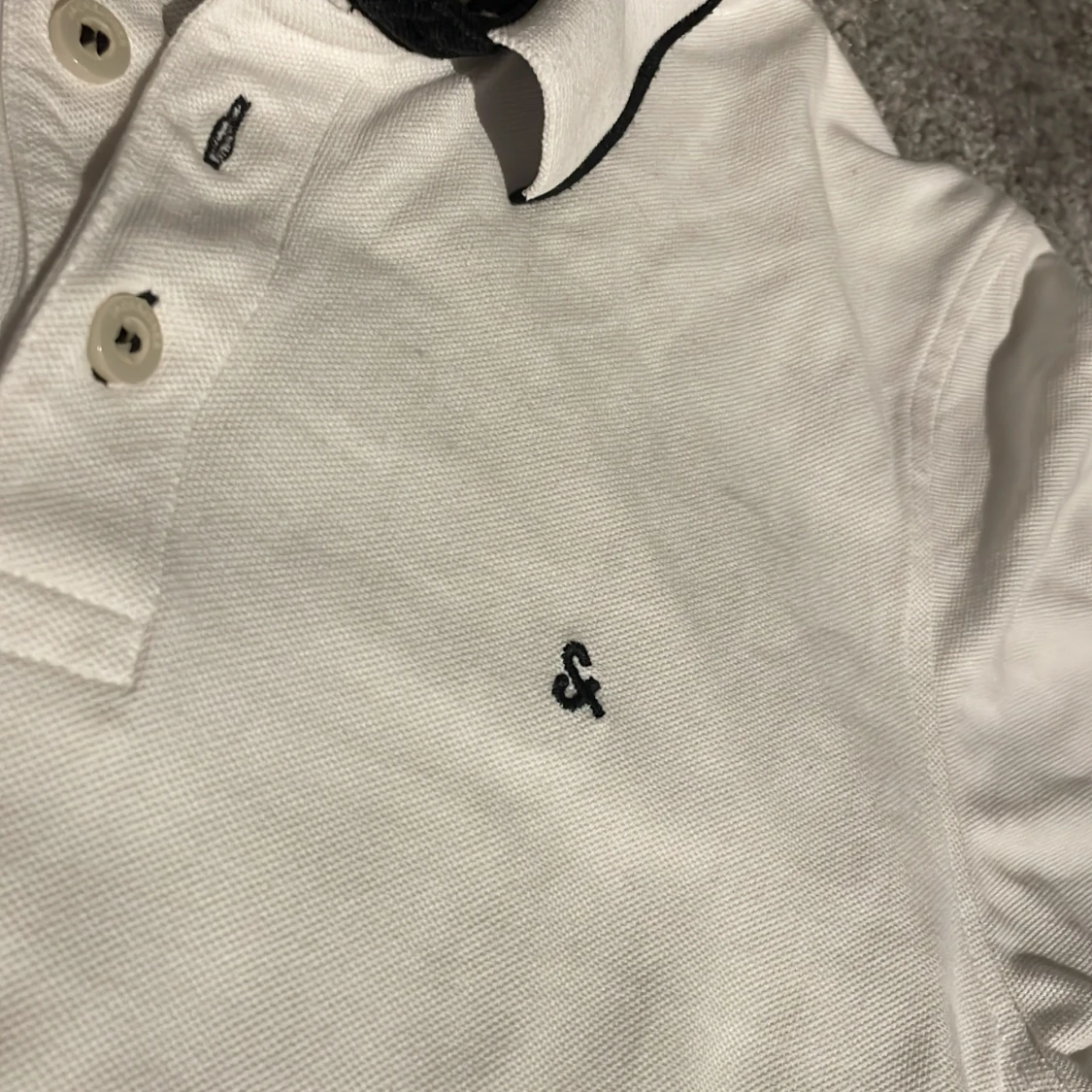 Beige och vitt pikétröja från Jack & Jones - 1