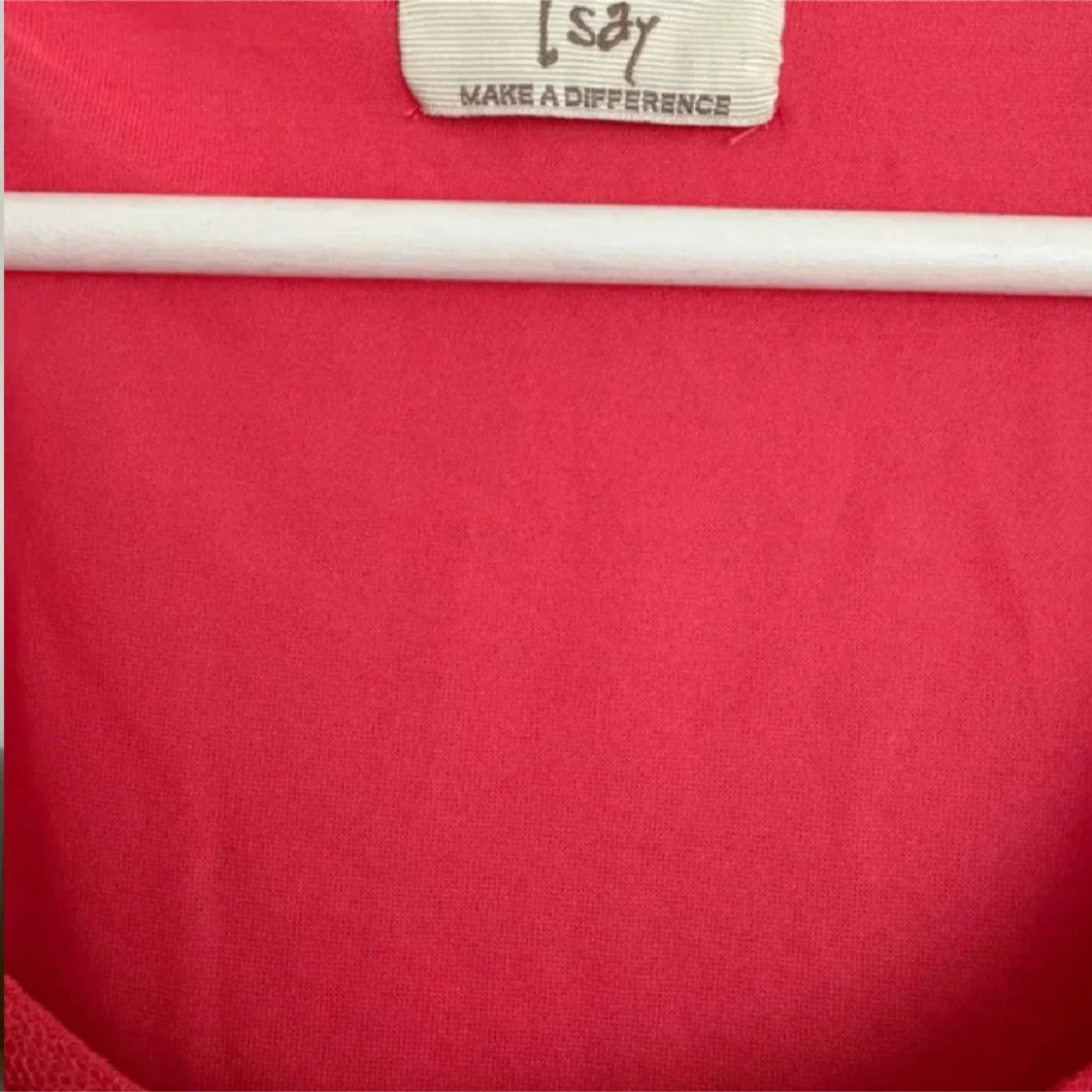 Röd klänning med pärldetaljer från Isay - 1