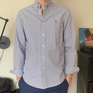 Ralph Lauren skjorta  - Rutig skjorta från ralph lauren i mycket bra skick, storlek s, han på bilden är 182. Skriv gärna om du har några frågor 