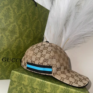 Gucci Canvas Keps Limited Edition  - 🌟 Gucci Keps – Limited Edition! 🌟 Exklusiv & svår att få tag på Säljer min  Gucci-keps i limited edition-modell – ett unikt plagg som inte längre går att köpa i butik. Den perfekta accessoaren för dig som uppskattar kvalitet, design och exklusivitet.  🖤 Begränsad upplaga – släppt i mycket få exemplar 🖤 Ikonisk Gucci-design med lyxiga detaljer 🖤 Justerbar passform – unisex 🖤 Box och dustbag ingår