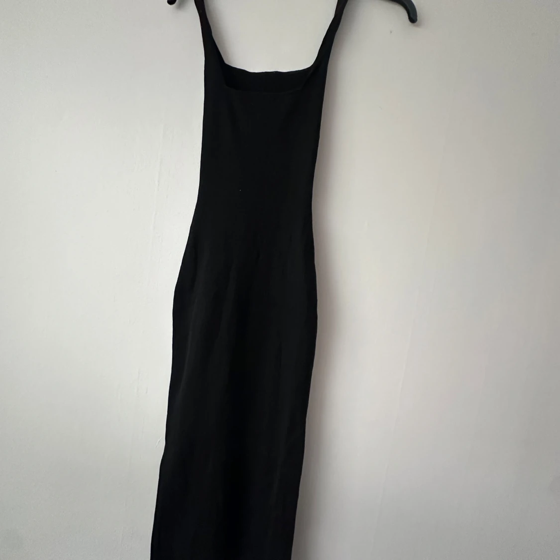 Svart långklänning med smala axelband