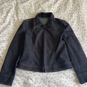 Vintage jeansjacka - En mörkblå jeansjacka i vintage stil. Inga defekter. Kolla gärna in mina andra annonser, jag vill bli av med allt och erbjuder paketpris🫶🌸