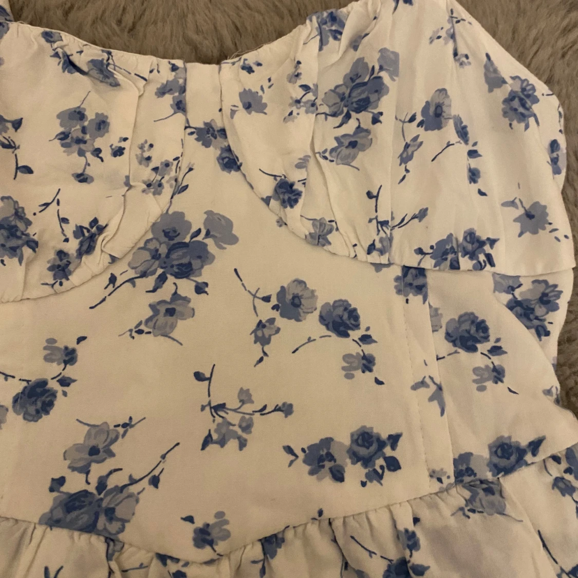 Vit blommig klänning från Hollister - 1