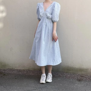 Sommarklänning från Only - Jätte fin sommarklänning i storlek xs men passar även S! Knappt använd! Öppen rygg! 