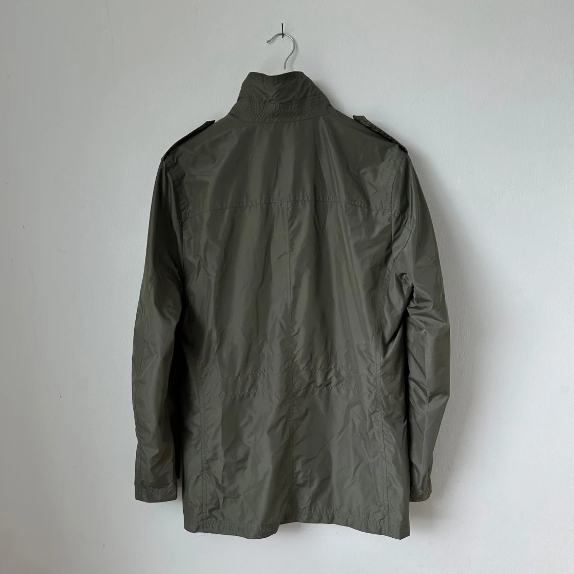 Olivgrön Foreman vindjacka från J.Lindeberg - 2