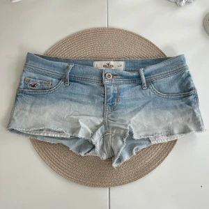 Lågmidjade jeansshorts från Hollister  - Lågmidjade jeansshorts från Hollister i storlek W27 (S). Rakt över midjemått: 40cm. Längd: 17cm. Gren: 16cm. Finns med gratis frakt C13