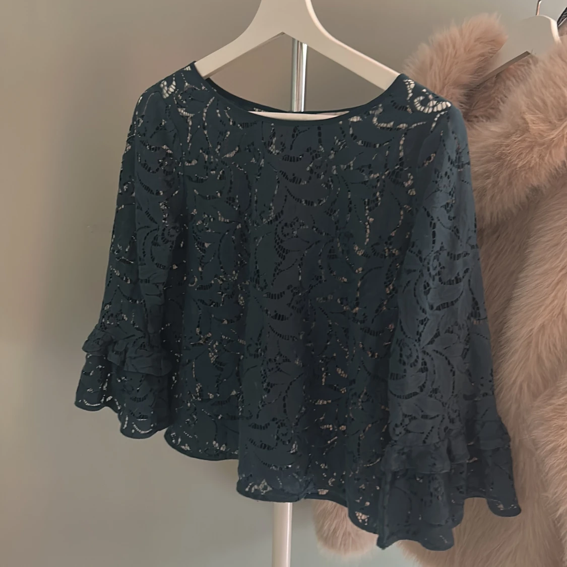 Mörkgrön spetsblus med volangärmar från Part Two
