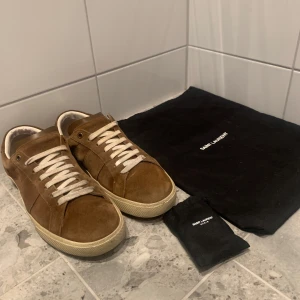 Saint Laurent skor - Skor från ysl i ett 7-8/10 skick, extra vita snören och dustbag följer med, storlek 42 men passar även 43