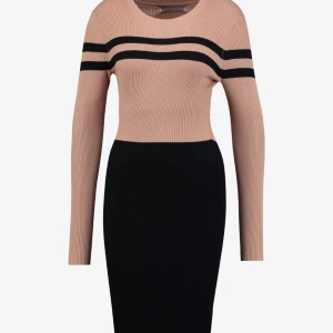 Beige och svart ribbad midiklänning med ränder - Helt NY med etikett kvar,aldrig använd. Snygg långklänning i ribbat material med beige överdel och svart kjoldel. Rund halsringning och figurnära passform med stretchig material. 