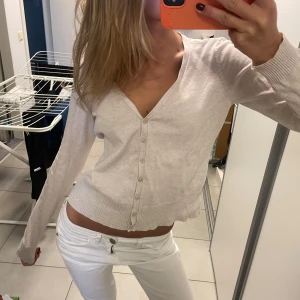 Ljusrosa kofta med knappar - Säljer en rosa kofta med v-ringning och knappar framtill. Så najs och man ser så brun ut! 