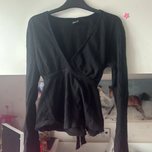 Långarmad tröja med knytning bak - Använd en gång, så näst intill oanvänd. Pris kan diskuteras och skriv för fler bilder. Från Gina tricot. Knytning bak i ryggen 