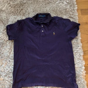 ralph lauren pike - modell custom slim fit| skick 9,5/10| storlek m| pm för mer info🙌🏼