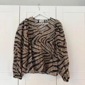 Blus i zebramönster - Superfin blus i zebraliknande mönster från second female 🦓🥥🤎