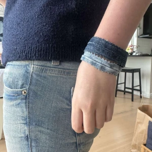 Jeans armband med sicksack mönster!! - Super fina jeans armband med sicksack mönster på sidorna!! 🥰🌺🌸☀️🔥En för 40 både för 60 🔥🔥