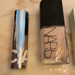 Foundation och bb stick - En foundation från nars och ett bb stick från caia som kan användas som bronzer också. Foundationen är full. 500kr för båda tillsammans, 170kr+frakt för bara bb sticket & 400kr+frakt för bara foundationen💞