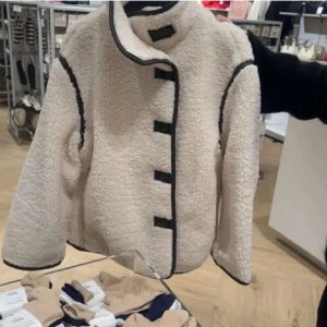 Teddyjacka - Säljer min suuuperfina teddyjacka som inte kommer till användning! Storlek L men passar både S/M då den är lite oversized!! Super mysig och skön 🥰
