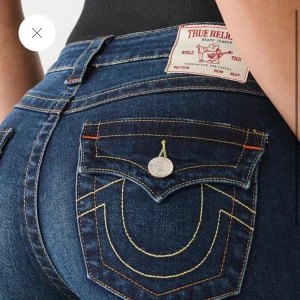 Mörkblå jeans från True Religion - LÅNADE BILDER!Skriv privat för fler bilder på mig. Säljer ett par ikoniska mörkblå jeans från True Religion. Jeansen är mid waist men sitter ändå rätt lågmidjat och tycker nästan om denna passformen mer än mina lågmidjade. Använda max 3 gånger och är som nya, älskar dessa men de kommer tyvärr aldrig till användning. Storlek 25 som jag skulle säga är som en xs och är perfekta i längden! Skriv om du är intresserad då köpt sker via Swish!!!💕💕💕pris kan såklart diskuteras