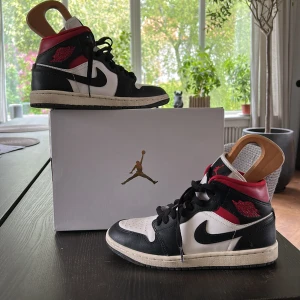 Nike Air Jordans svart, vit och röd - Säljer ett par  Nike Air Jordans i svart, vitt och rött. Skorna har svart snörning och vit sula. Perfekta för dig som gillar streetwear och sneakers med attityd. Skobox medföljer, köpt för 1600. Pris kan diskuteras 👍🤝
