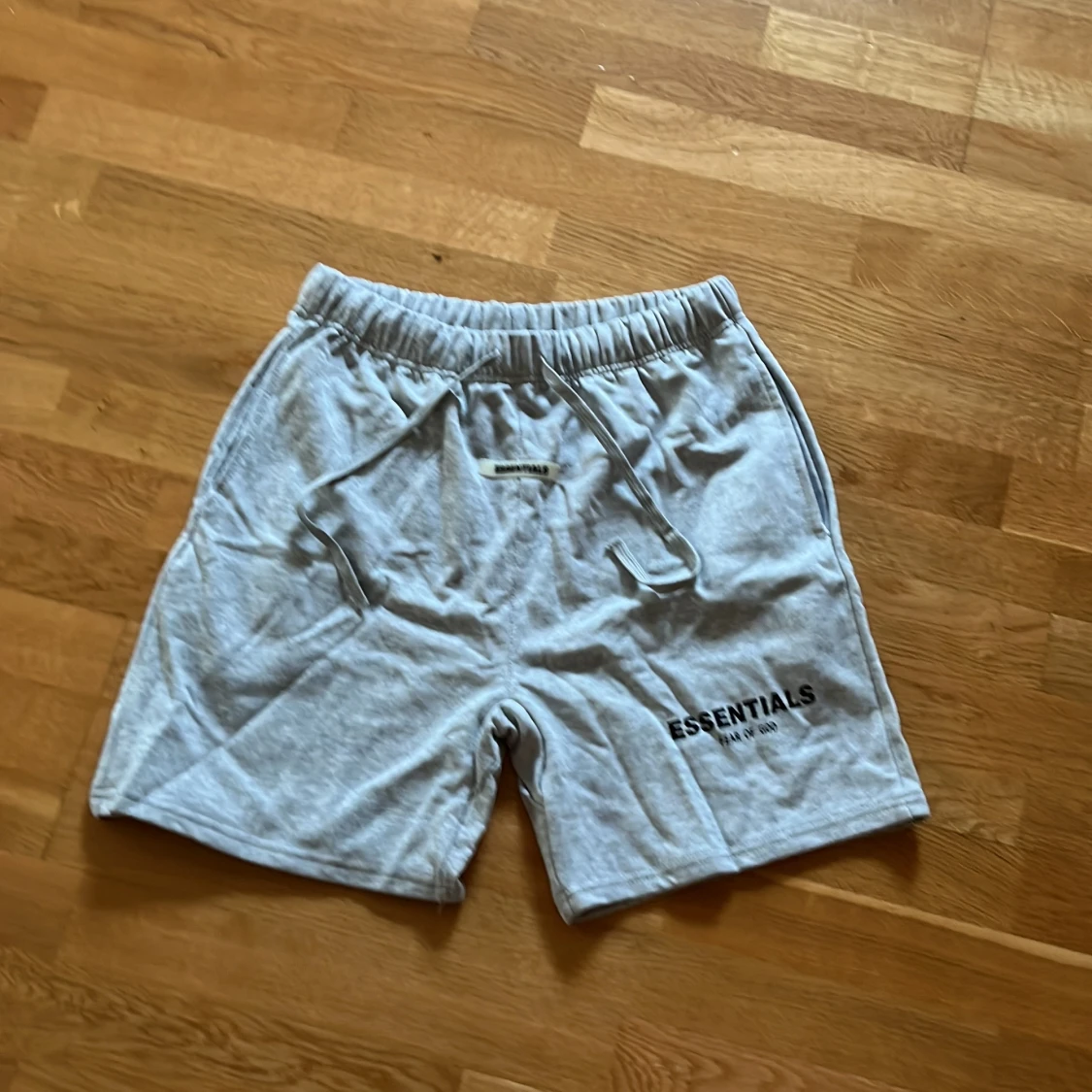 Grå shorts från Essentials 