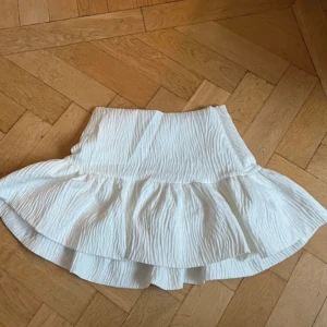 Vit volangkjol - Superfin kjol från zara i strl s💕