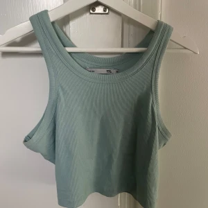 Ljusblått linne - Ljusblått linne från lager 157, endast använt 1 gång. Storlek M med måtten: Längd från hals till underkant 28 cm. Bred längst ner 36cm✨