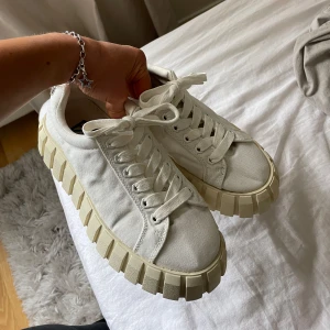 Odessa eytys  - Säljer ett par vita sneakers från Eytys som är slutsålda. Säljer då jag inte använder som längre. Inga synliga skador men är använda, finns mer bilder. Lådan saknas.