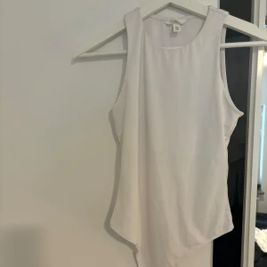 Vit body H&M - Säljer denna vita bodyn från H&M då den är inte passa mig, där av ingen bild med den på. 