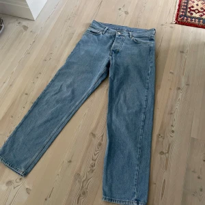 Ljusblå jeans från Sweet Sktsbs - Säljer ett par klassiska ljusblå jeans från Sweet Sktsbs i rak modell. Jeansen har fem fickor, gylf med dragkedja och är tillverkade i 100% bomull. Perfekta för dig som gillar en tidlös stil.