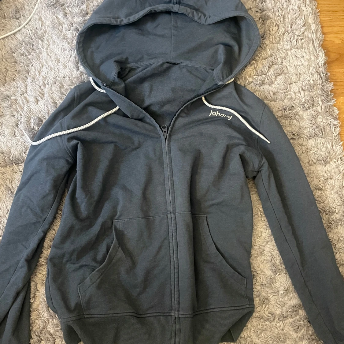 Mörkgrå hoodie med dragkedja från Johaug - 3