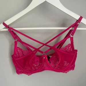 Rosa bh från hunkemöller - Supersnygg bh från hunkemöller. Använd typ 2 gånger då det är fel storlek för mig 🩷