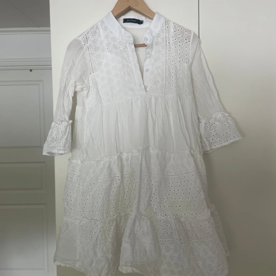 Vit klänning med volang och spetsdetaljer - 3