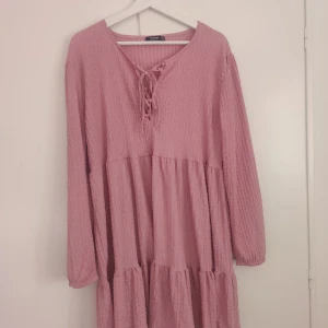 Rosa vår/höst klänning - Är köpt utomlands, använd en gång och säljer den eftersom jag rensar min garderob. 