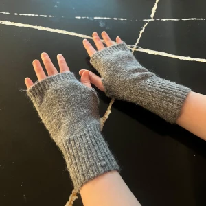 Grå stickade fingerlösa handskar - Säljer dessa mysiga grå stickade handskar från Zara. Perfekta för att hålla händerna varma men ändå kunna använda händerna.