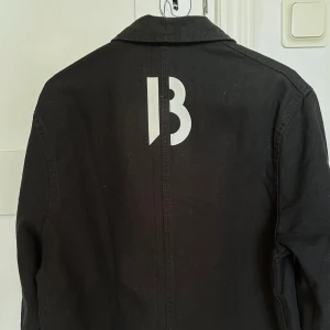 BYREDO Overshirt - Säljer exklusiv svart overshirt från Byredo. ”limited-edition Byredo x Le Laboureur Chore Jacket” . Säljs varken i butik eller online. Helt ny. Tag sitter fortfarande kvar. Påse, kartong och kvitto medföljer. Lägg gärna bud!