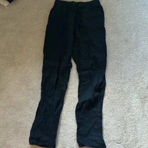 Mörkblåa linnebyxor - Ett par mörkblåa linnebyxor med snören. Sköna, tunna.