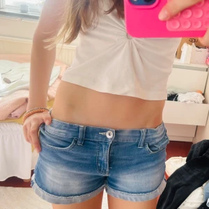 snygga jeansshorts med wash 🥹❣️ - Såå snygga och bekväma jeansshorts i mjukare material och snygg wash 😍❣️