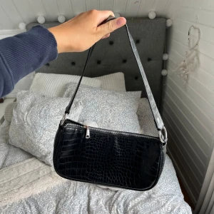 Svart axelväska  - Svart axelremsväska från H&M