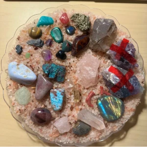 Ädelstenar och kristaller - Säljer mina kristaller, priserna är olika så skicka ett DM, endast seriösa köpare tack! Går att köpa allt ihop för 2910 (mest värdefulla kristallen är larimar som kostar 700kr). Har ytterligare en äkta moldavit som säljs separat.