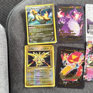 Pokémonkort samling – Dragonite, Charizard VMAX, Zapdos m.fl. - Säljer en samling Pokémonkort med bland annat Dragonite, Charizard VMAX, Zapdos, Centiskorch VMAX, Mewtwo, Gardevoir EX och M Alakazam EX. Flera av korten är holografiska och har färgstarka illustrationer. Perfekt för samlare eller Pokémonfans!