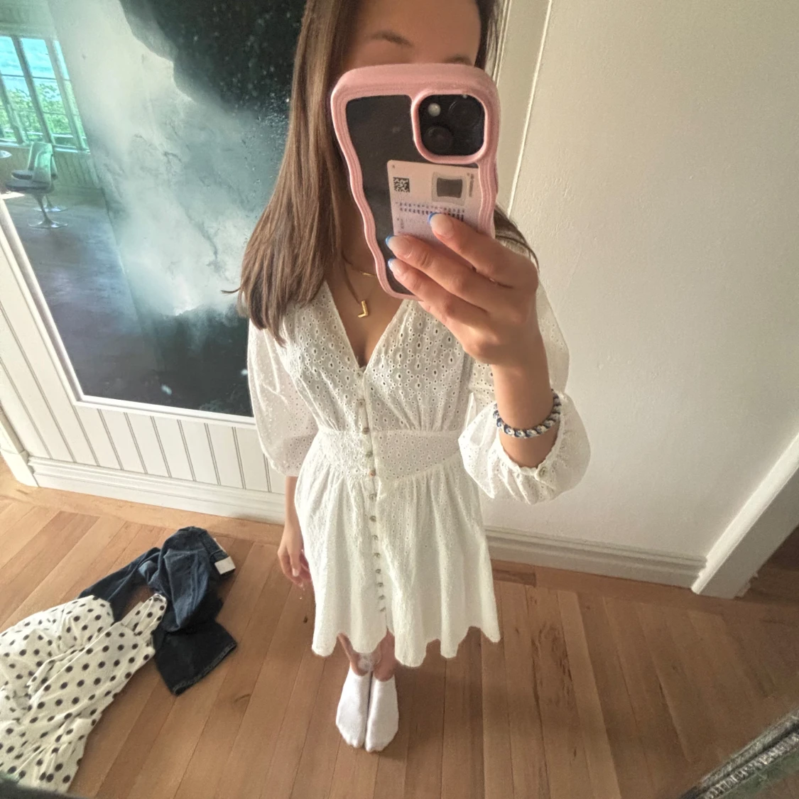 Vit spetsklänning med knappar