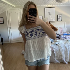 SOMMAR TOPP - Säljer denna supersöta topp från SHEIN! Den är använd en gång så den är fortfarande i nyskick! Jag köpte den för 179kr!