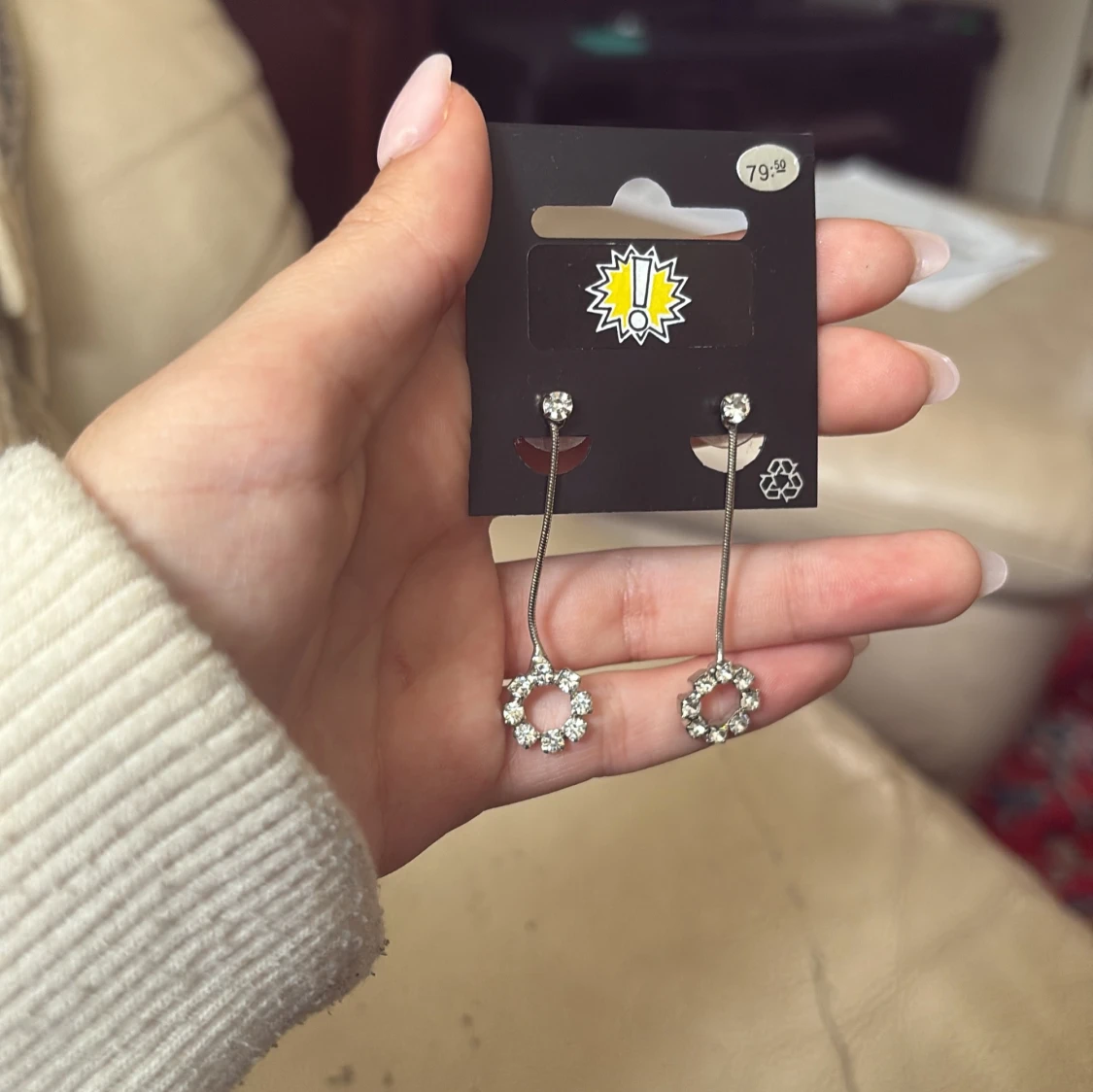 Silverfärgade örhängen med cirklar och stenar