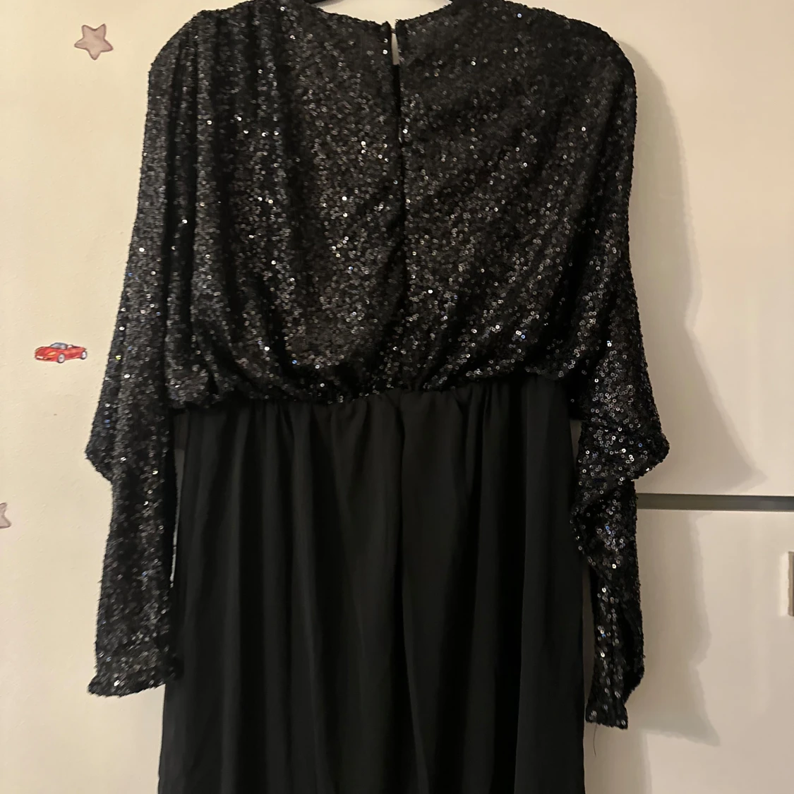 Svart glittrig långklänning från Boohoo - 1