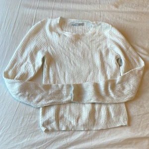 Vit stickad tröja från Pull&Bear! - Säljer en vit stickad tröja från Pull&Bear i storlek M men passar också S. Tröjan har ett snyggt mönsterstickat tyg och långa ärmar. Materialet består av polyester, viskos, nylon och känns mjukt mot huden. Perfekt för lager-på-lager under kyliga dagar.💗