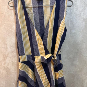 Blus  - Ärmlös omlottblus från 365💛 perfekt till sommaren som går att matcha med jeans/kjol/annan byxa 