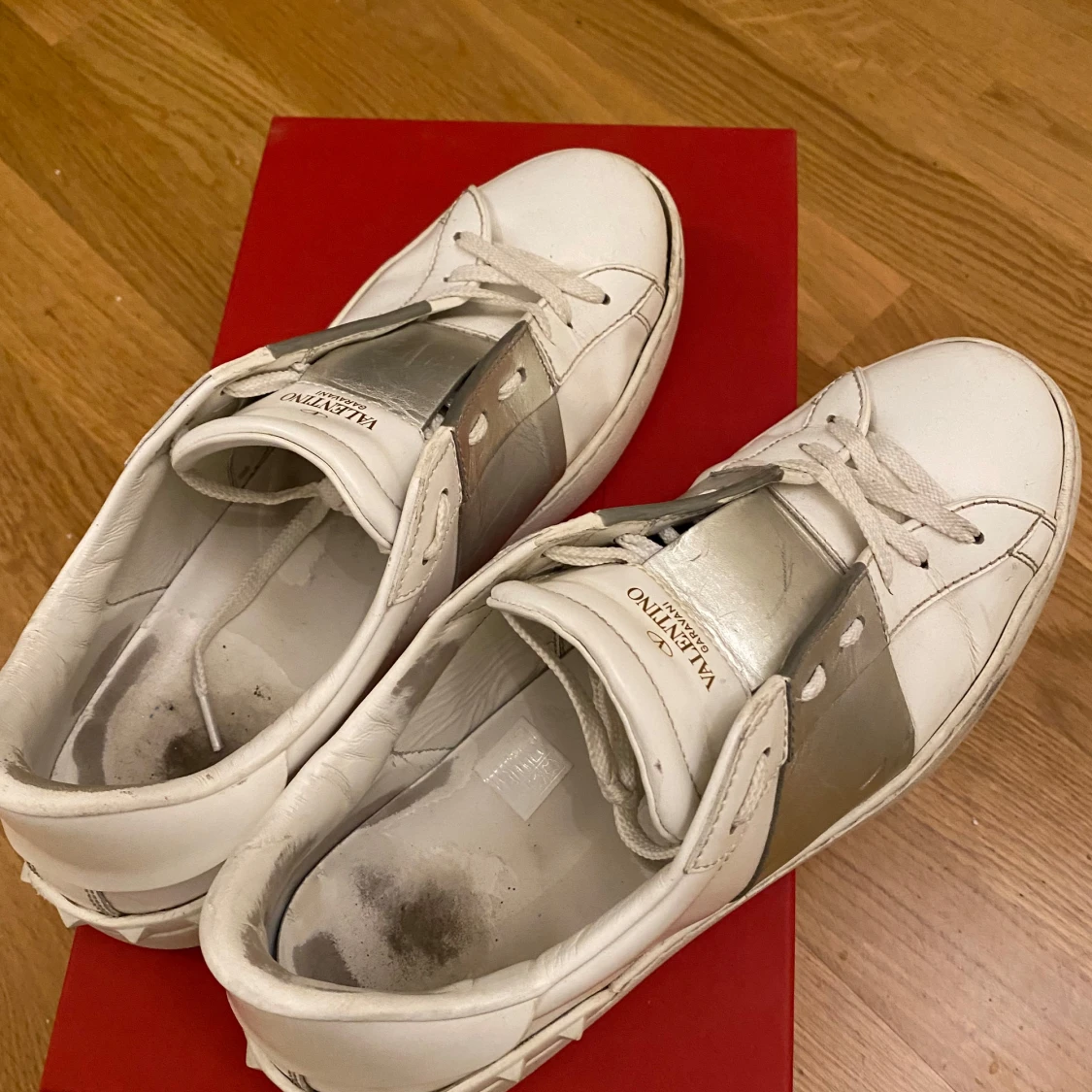 Valentino Garavani sneakers med silverdetalj - 4