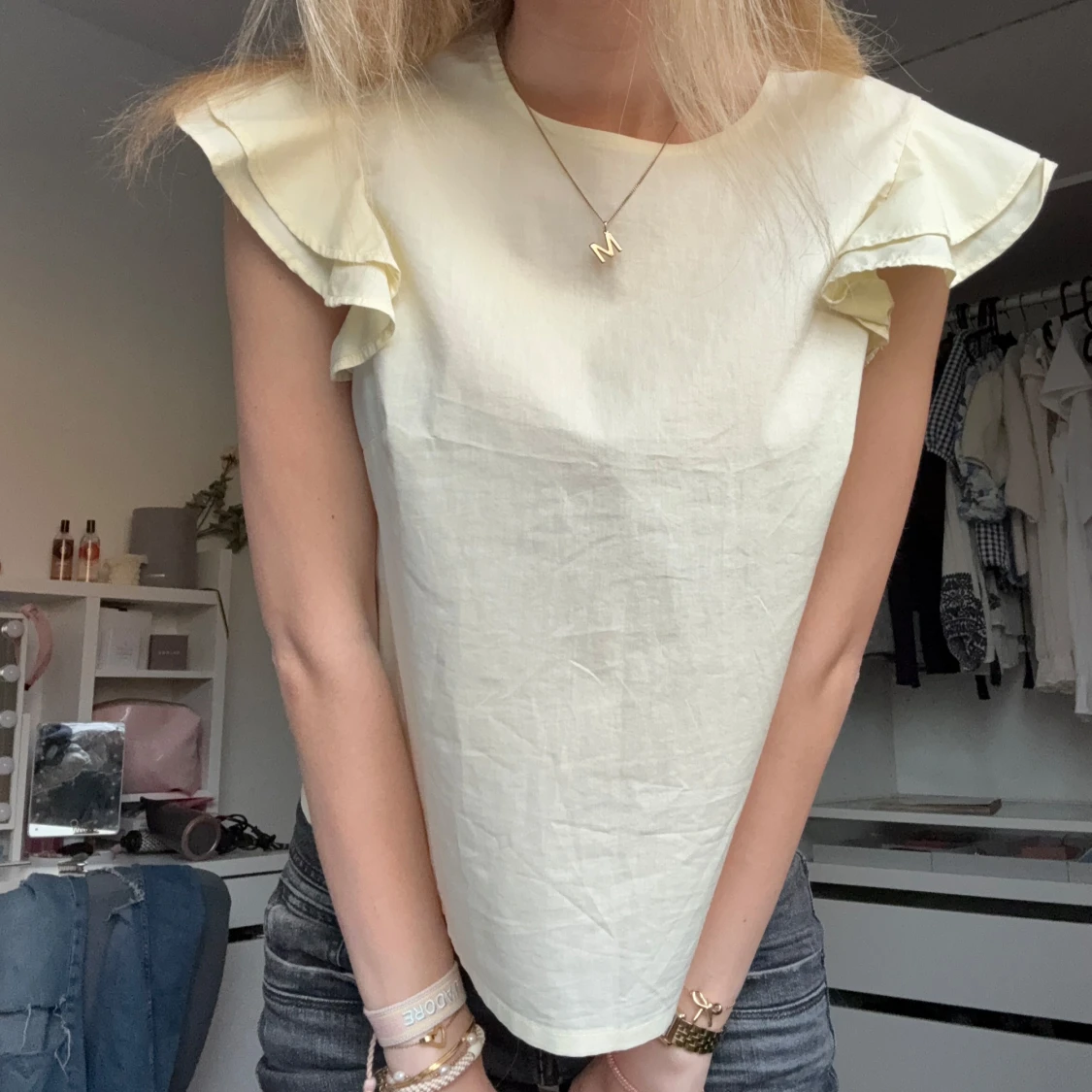 Ljusgul blus med volangärmar 