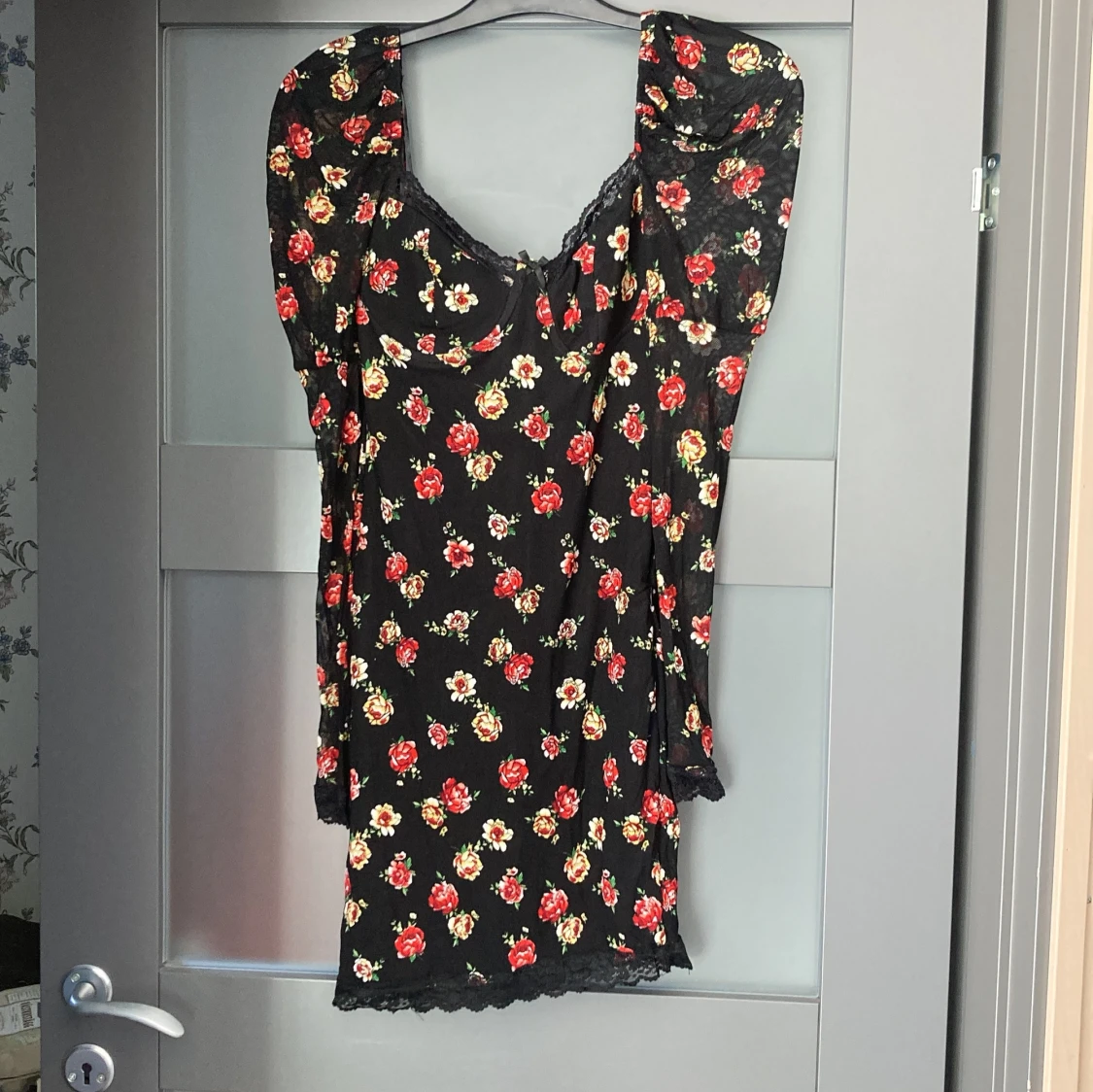 Svart blommig kortklänning från Kiss The Sky
