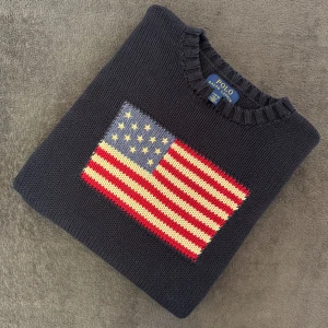 Ralph Lauren USA flagga tröja, The Iconic flag sweater, marinblå XS - En tvärfet exklusiv stickad tröja från Ralph Lauren med USA loggan, ”The iconic flag sweater” | Sparsamt använd, skick 9/10 | strl 14-16 vilket motsvarar XS | 38cm axelbredd, 57cm full längd, 56cm ärmlängd | vi postar alltid inom 24 timmar efter köp | skriv om du har några funderingar eller vill ha fler bilder // HLselling 