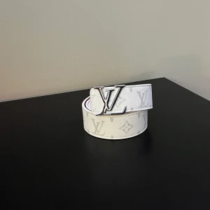 L.V Bälte - Säljer nu ett helt nytt L.V bälte som aldrig använts eller prövats vid frågor eller annat bara att kontakta